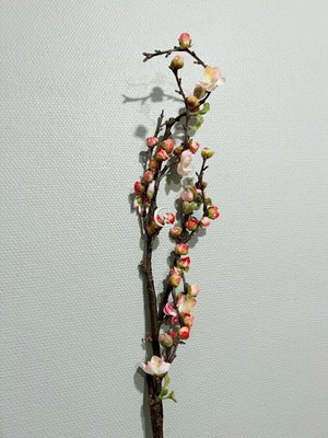 Днкоративна штучна весняна гілочка з бруньками та рожевими квітами яблуні 018-082 фото